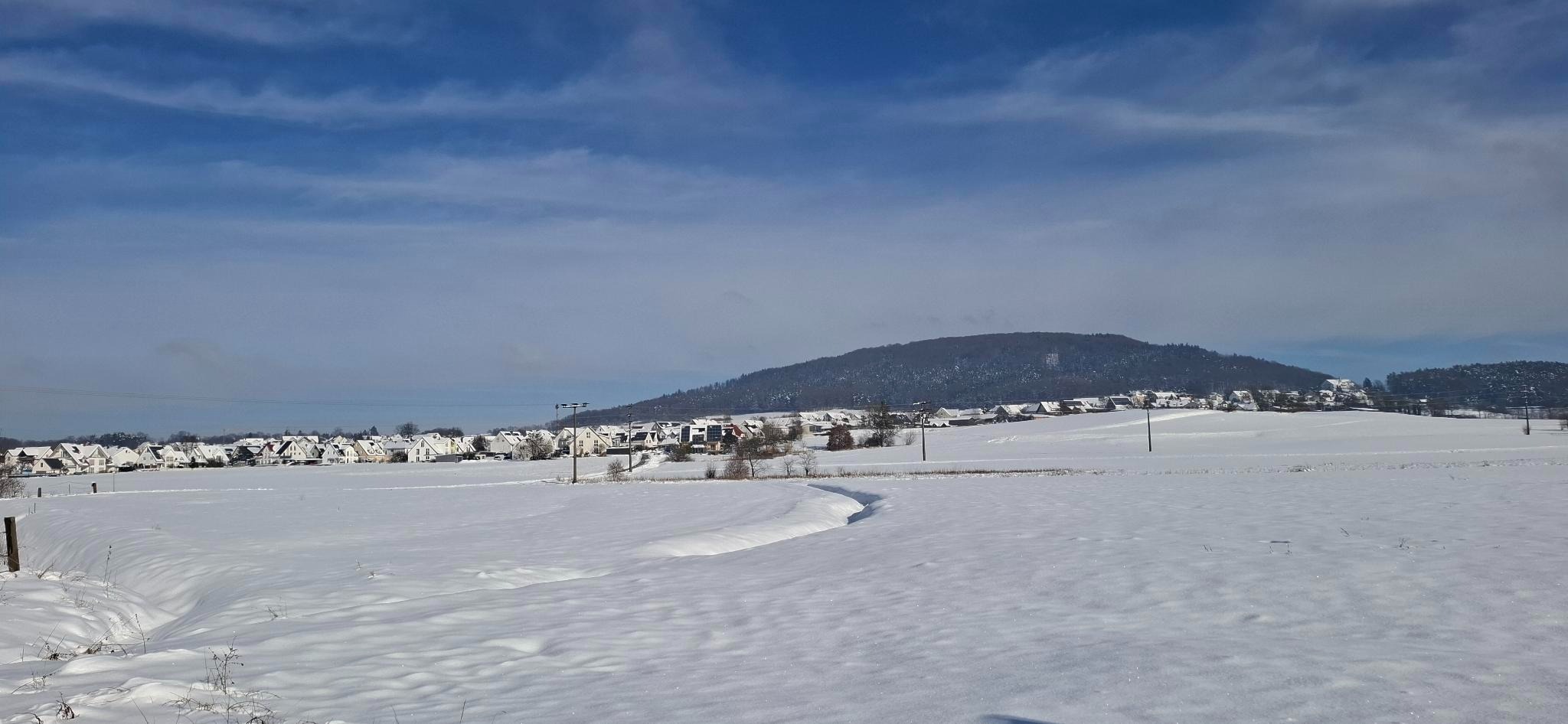 Verschneite Winterlandschaft mit Blick auf Leinburg